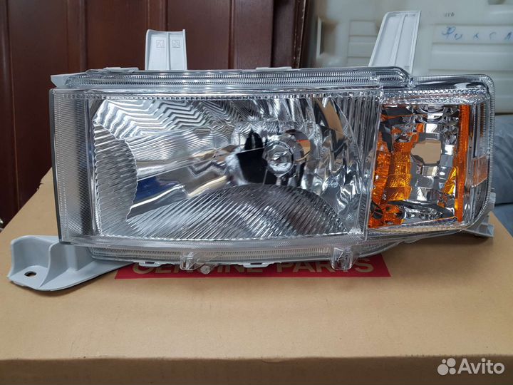 Фара Toyota 81170-52440 Scion XB лев