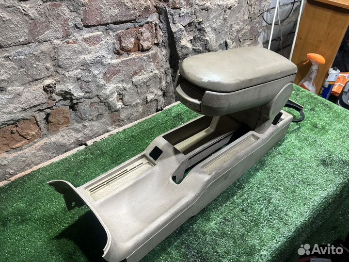 Подлокотник Passat B5 в сборе белый