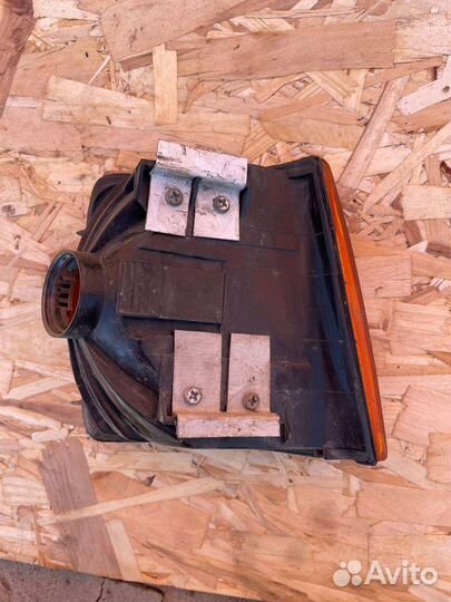 Поворотник передний левый passat b3