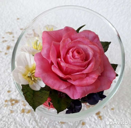 Роза в вазе