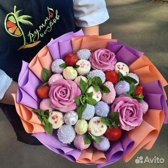 Букет из клубники с зефирными цветами