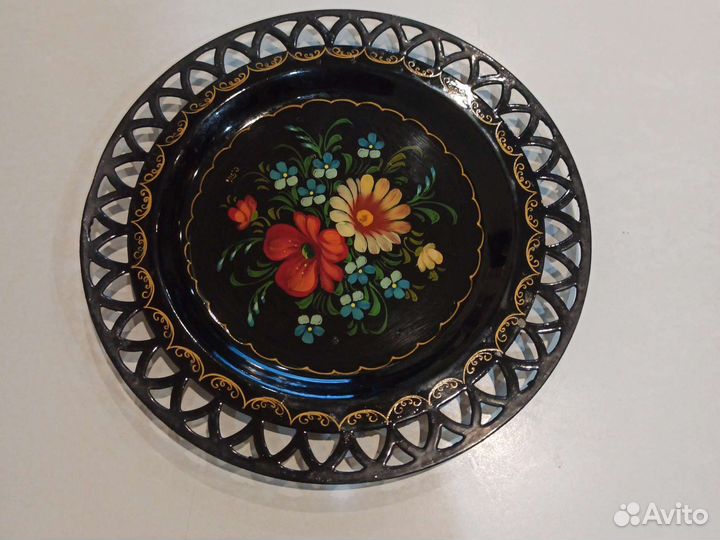 Металлическая тарелка декоративная