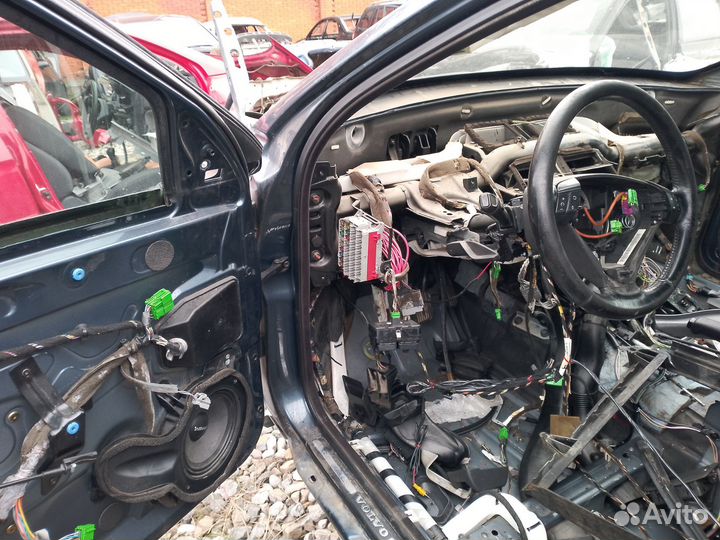 Передняя левая четверть Volvo S60