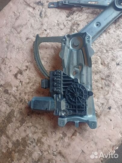 Стеклоподъемник передний левый Opel Zafira B