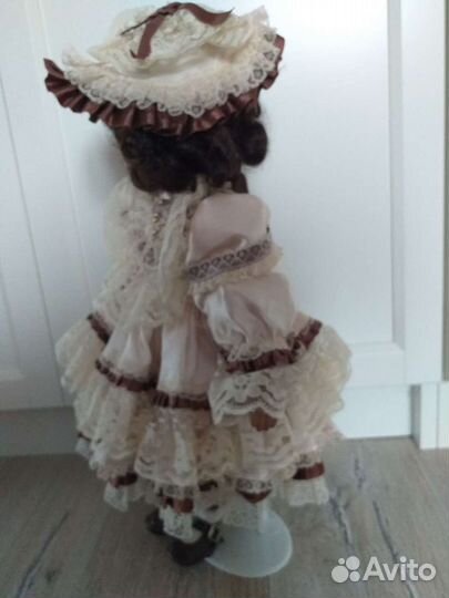 Фарфоровая кукла