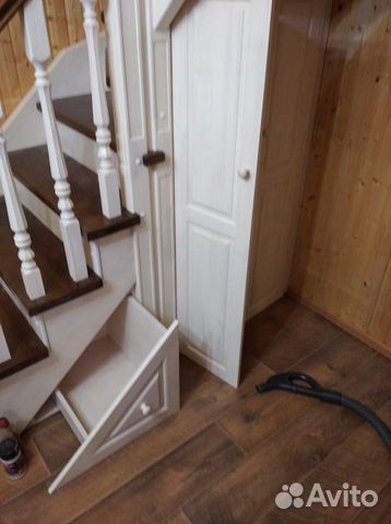Лестница на заказ со встроенными шкафами и ящиками