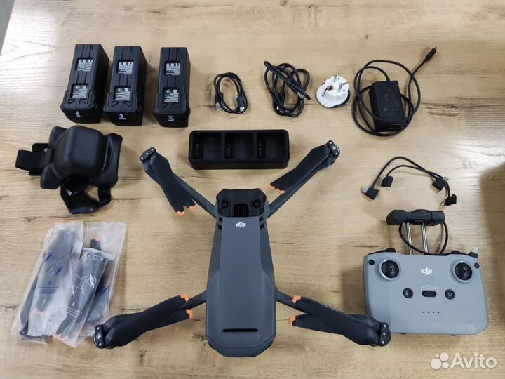 Квадрокоптер DJI Mavic 3 с тремя батареями