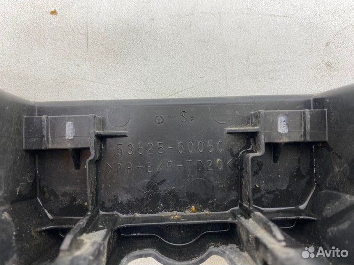 Накладка замка капота передняя Toyota Land Cruiser