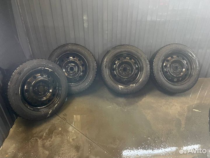 Зимние шипованные колеса в сборе с колпаками