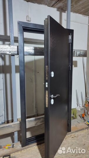 Дверь с зеркалом входная