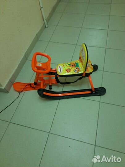 Детский снегокат со спинкой