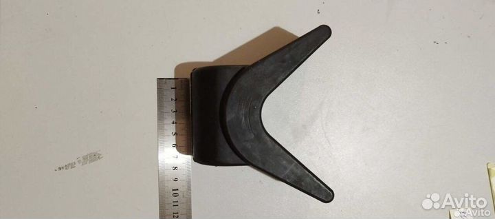 Килевый упор на лодочный прицеп