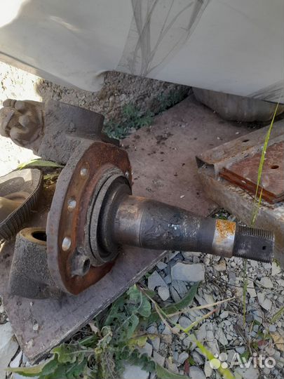 Продам цапфу правую на переднюю балку меритор
