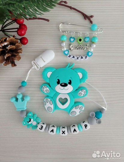 Именной держатель для пустышки+булавочка