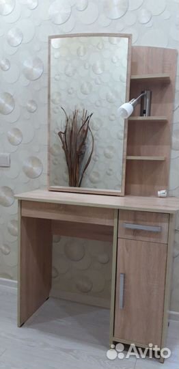 Туалетный столик с зеркалом и подсветкой