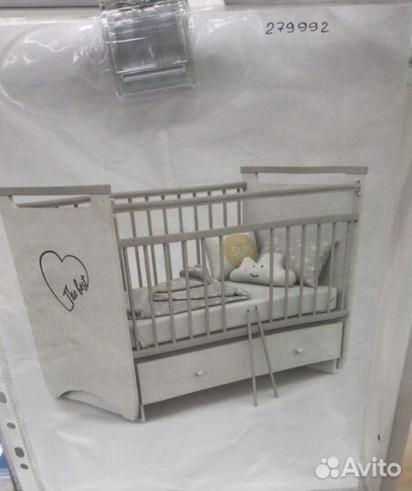 Детская кроватка с маятником