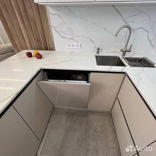 Кухня с барной стойкой с подсветкой