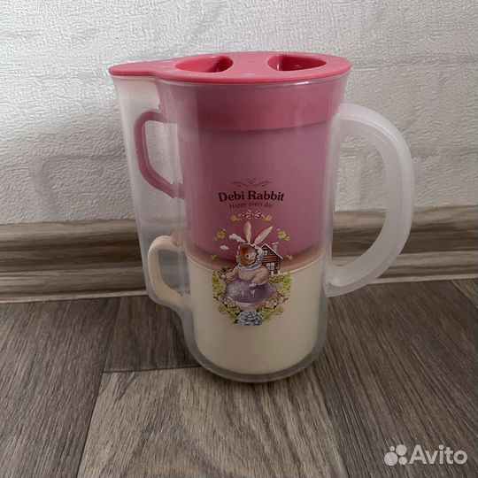 Много различной фирменной посуды