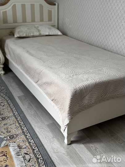 Кровать односпальная с матрасом