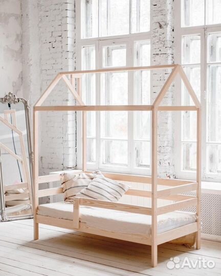 Кроватка домик новая