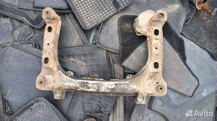 Подрамник Audi 80B4 с лапой под кпп
