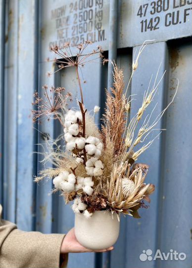 Интерьерная композиция из сухоцветов