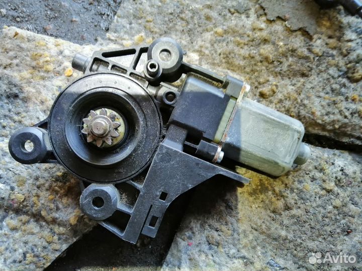 Левый передний стеклоподъемник меган 3 fluence