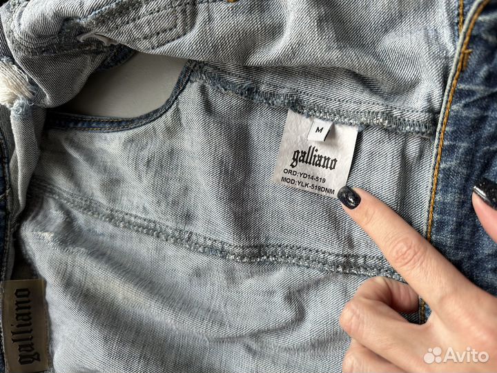 Джинсовые шорты и жилетка