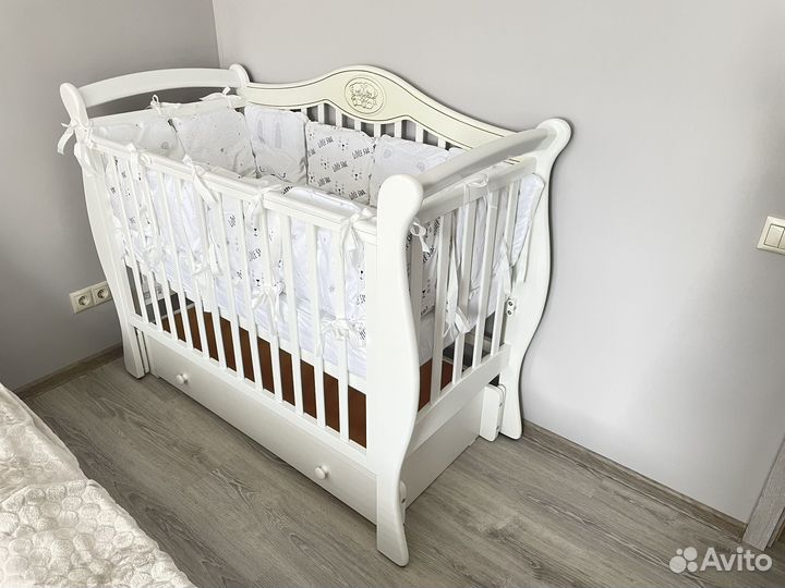 Детская кроватка с маятником