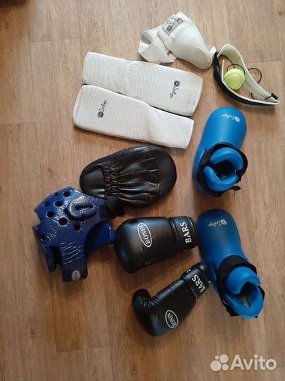 Футы, шлем, перчатки, добок для тхэквондо