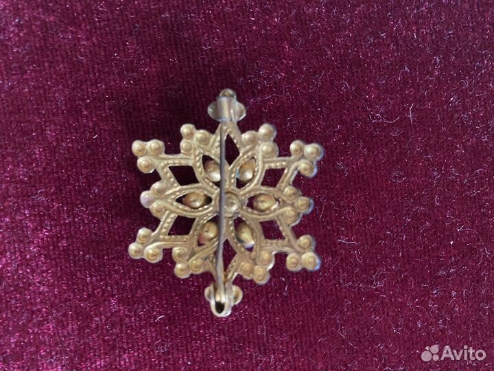 Значки и брошь времен СССР