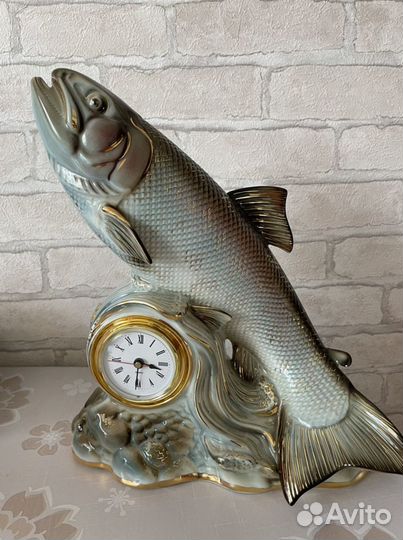 Фарфоровая статуэтка форель с часами
