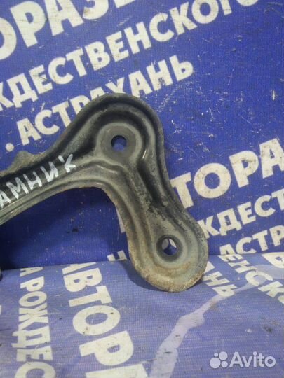 Левый кронштейн переднего подрамника Toyota Verso