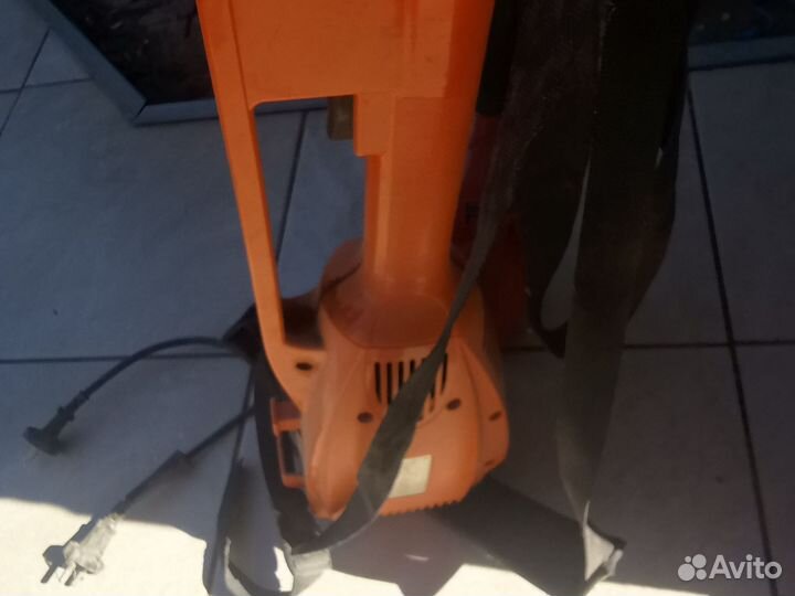 Две электрокосы, тримеры. Для скашивания травы