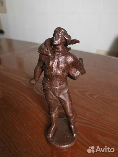 Статуэтка памятник героям стратонавтам