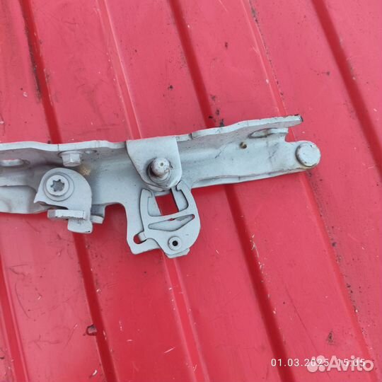 Петля капота левая BMW f10