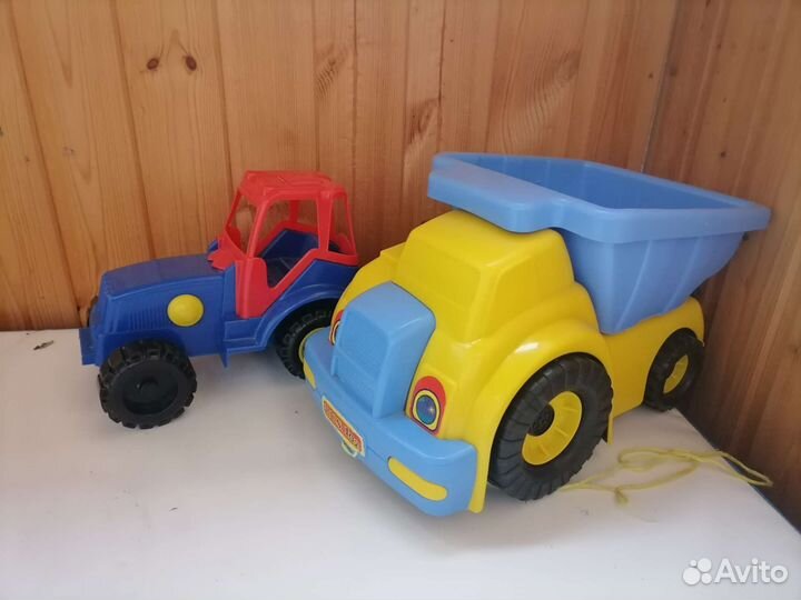 Трактор и большая машина