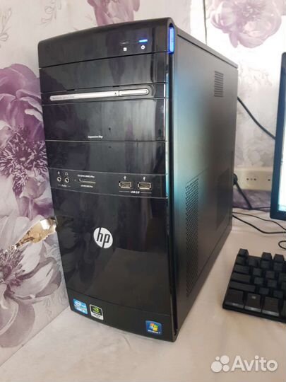 Компьютер с монитором и клавиатурой