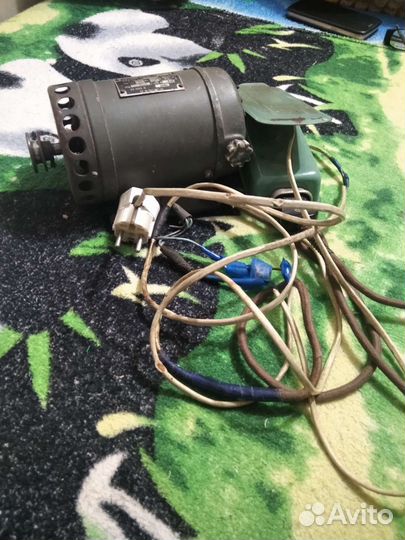 Электродвигатель с ножной лапкой