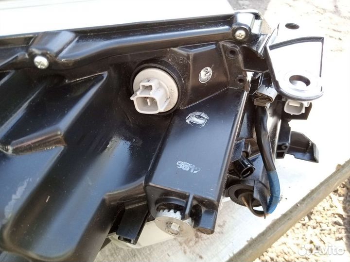 Фара левая на Toyota Avensis T270 2010 года