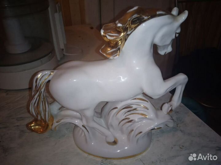 Статуэтка фарфоровая Конь. лфз