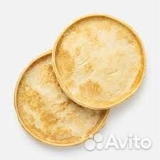 Повар изготовитель основ для пиццы на пицца-прессе