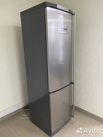 Холодильник aeg