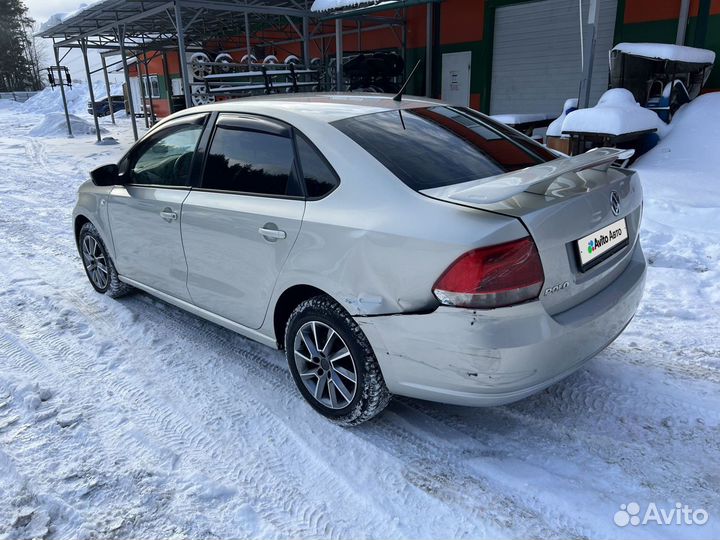 Volkswagen Polo 1.6 AT, 2012, битый, 160 000 км