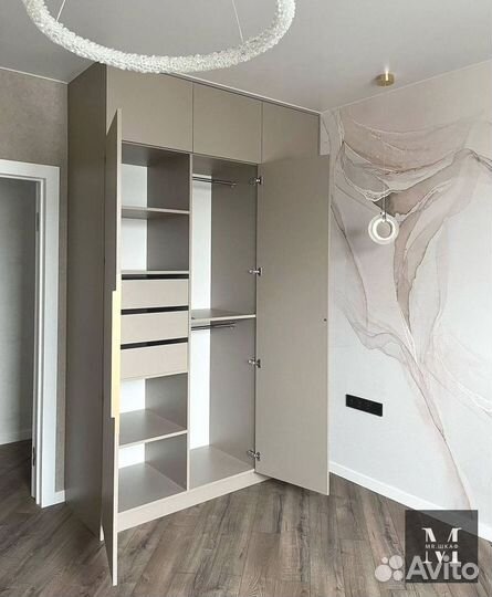 Шкаф с встроенной гладильной доской