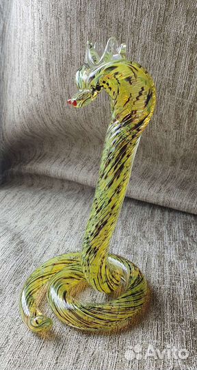 Фигурки из цветного стекла