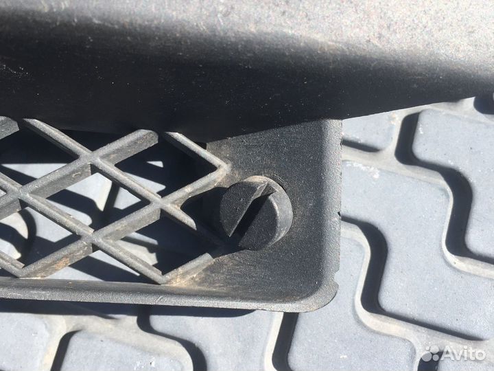 Решетка в бампер правая VW sharan