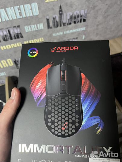 Два коврика для мыши и игровая мышка