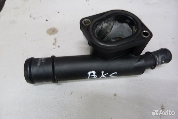 Фланец системы охлаждения VW Passat B6 038121132D