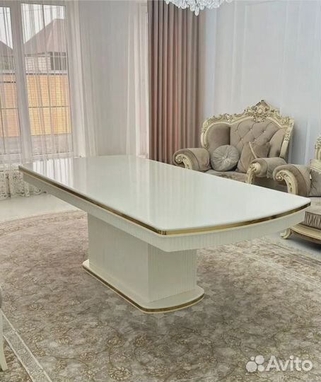 Обеденный стол со стульями